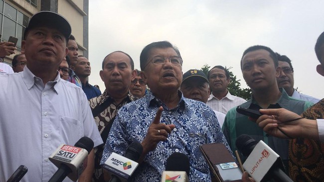 Jusuf Kalla membantah telah mengintervensi pencalonan Anies Baswedan pada Pemilihan Gubernur DKI Jakarta 2017. DIa mengaku hanya menawarkan Anies.