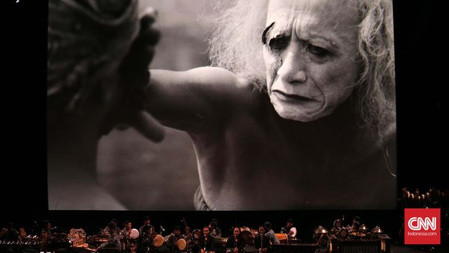 Merayakan 35 tahun berkarya, sutradara Garin Nugroho merilis Setan Jawa, film bisu hitam putih yang diiringi musik hidup orkestra gamelan.
