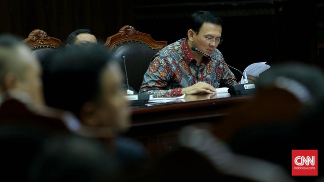 Dalam permohonan uji materi UU Pilkada, Ahok menolak untuk cuti dan memilih untuk tidak kampanye sebagai calon gubernur petahana pada Pilkada 2017.