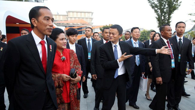 Menurut Jokowi, perusahaan yang didirikan Jack Ma ini berhasil mendunia karena menguasai kepemilikan logistik.