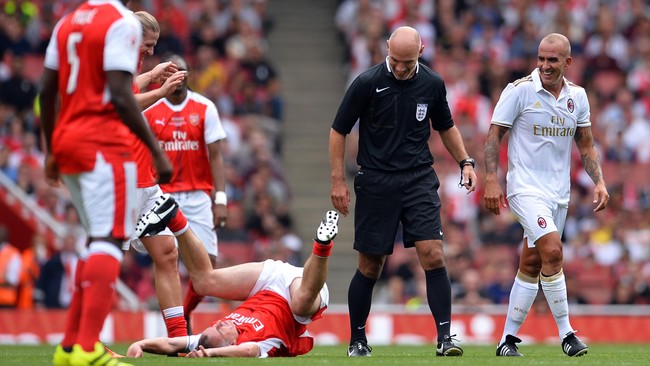 Delapan belas tahun terlewat, Paolo Di Canio dan Nigel Winterburn menikmati kenangan ketika duanya penuh emosi saat masih aktif bermain di lapangan hijau.