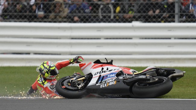 Andrea Iannone bersiap menjalani pemeriksaan medis untuk melihat kesiapannya di Sirkuit Aragon setelah sebelumnya mengalami kecelakaan di Sirkuit Misano.