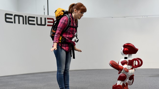 Banda Udara Haneda di Jepang memanfaatkan robot yang tugasnya memberi arah para pelancong.