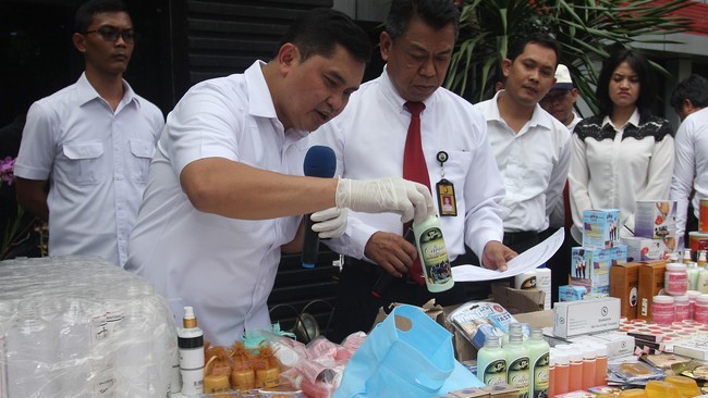 Tersangka AT dalam satu hari memproduksi kosmetik lebih dari 500 paket atau botol. Keuntungan yang didapat setiap bulannya mencapai Rp30 juta.