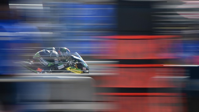Pebalap debutan MotoGP untuk tim Tech3 Alex Lowes berhasil merebut poin di laga perdana dirinya dalam ajang MotoGP di Inggris.