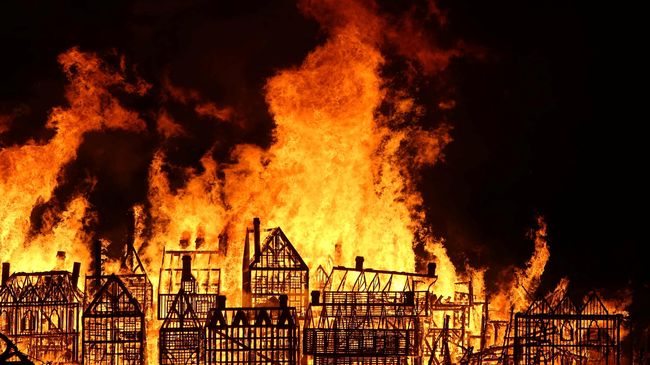 Sebuah kebakaran besar melanda kawasan Warner Bros Studios di Leavesden. Rumah produksi film itu terpaksa merelakan set syuting Harry Potter dan James Bond.