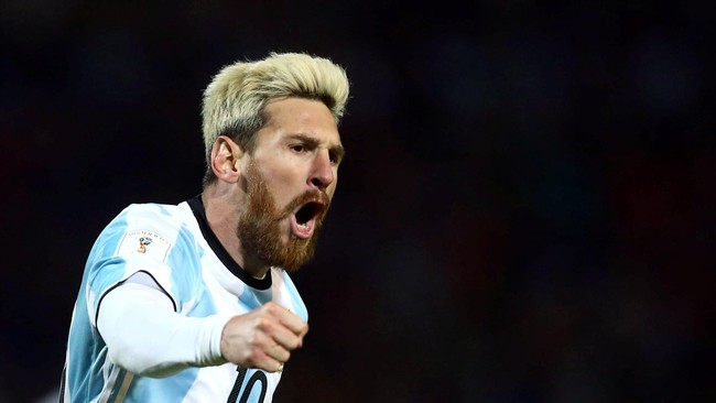 Pelatih tim nasional Argentina, Edgardo Bauza menilai Barcelona tak bisa menjaga Lionel Messi dengan baik sehingga terkena cedera.