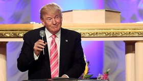 Trump Girang FBI Kembali Selidiki Skandal Email Clinton