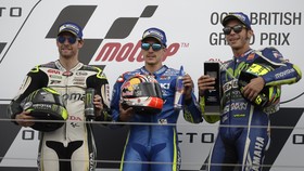 Bos Suzuki: Vinales Bisa Bikin Rossi Kesulitan