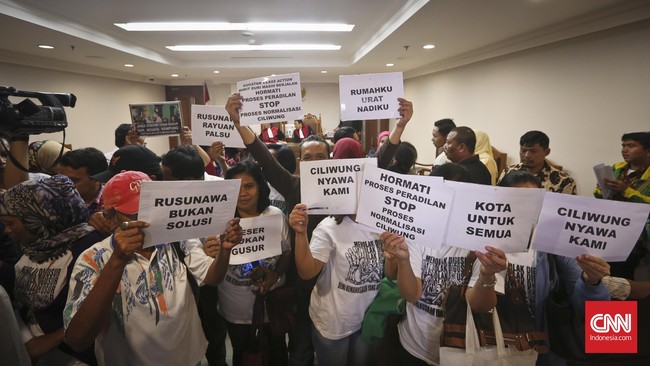 Surat peringatan ketiga dan surat perintah membongkar pemukiman di bantaran Ciliwung diperkirakan akan muncul akhir pekan ini.