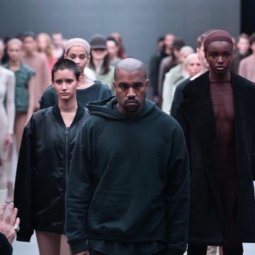 img-title Ini Perjalanan Karier Kanye West di Industri Fashion! Ternyata Pernah Magang di Fendi