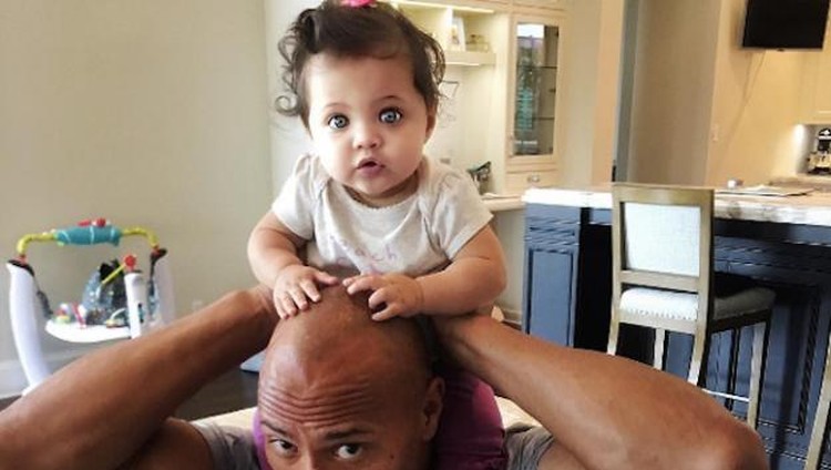 Dwayne 'The Rock' Johnson ngajak putrinya yang berusia 2 tahun memperingati Hari Perempuan Internasional nih, Bun.