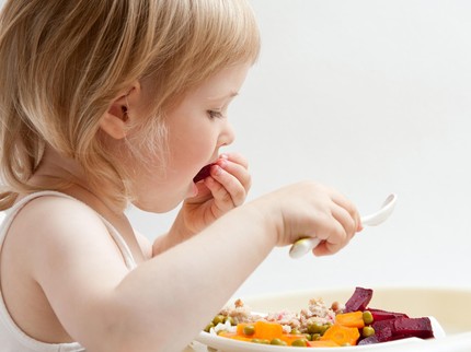 Bunda, Anak Belajar Banyak Lho Saat Makan Sendiri