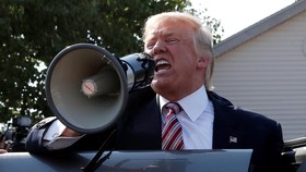 Zach Galifianakis Tak Ingin Mewawancarai Donald Trump