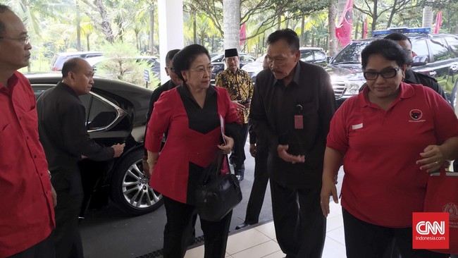 Megawati menyatakan instruksi dari dirinya disampaikan pada jajaran legislatif di DPR dan MPR, serta jajaran yang ada di eksekutif.
