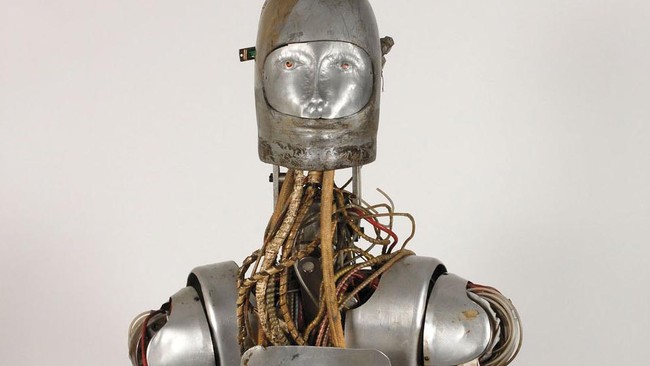 Robot ini dilengkapi sistem peredaran darah yang terbuat dari tabung nilon dengan minyak mengalir di dalamnya layaknya replika tubuh manusia.
