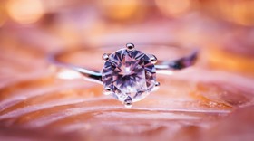 Cincin Berhias 7.777 Berlian Pecahkan Rekor Dunia