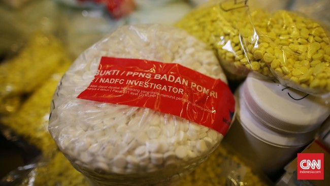 Dalam penggerebekan di Tambora, polisi menemukan 15.367 obat daftar G yang diracik tanpa keahlian farmasi. Sementara itu, di Babelan ditemukan 2.942 butir obat.