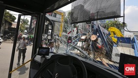 Polisi Dalami Dugaan Kelalaian usai Bus TransJakarta Tabrak Pos Polisi
