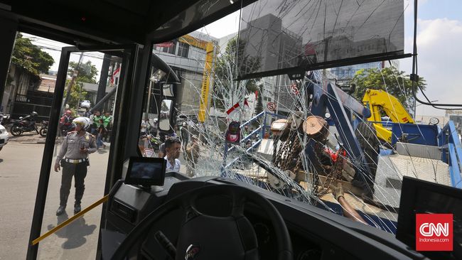 Insiden Bus TransJakarta menabrak pos polisi di Pusat Grosir Cililitan (PGC) Jakarta Timur diduga terkait faktor kelalaian.