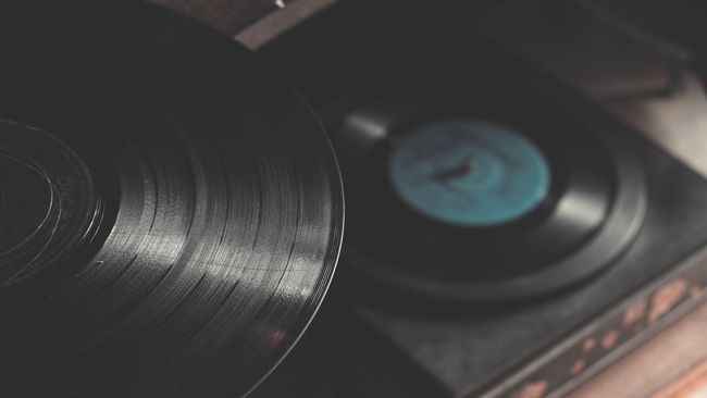 Kebakaran yang menghancurkan pabrik penghasil vinyl terbesar di California membuat para pelakunya waswas.
