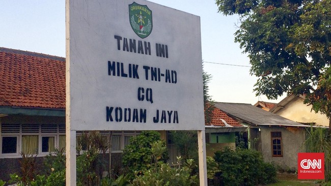 Konflik lahan antara TNI-warga kerap terjadi. Agustus, 120 tentara menyebar di Tanah Kusir, mendata warga. Area itu, kata mereka, milik Kodam Jaya.