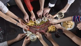 Mengapa Jadi 'Beringas' Saat Ada Makanan Gratis?