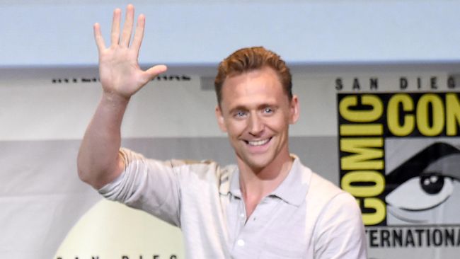 Setelah resmi putus dari Taylor Swift, Tom Hiddleston tertangkap kamera sedang tersenyum lebar di sebuah kafe di Australia.