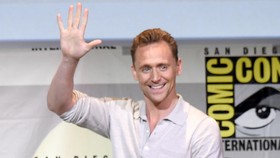 Usai Putus Cinta, Tom Hiddleston Tersenyum Lebar