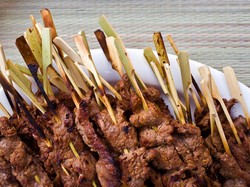 Brutal! Turis Ini Diserang Oleh Penjual Sate hingga Ayam Bakar di Uganda