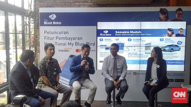 Setelah sekian lama akhirnya perusahaan taksi terbesar Indonesia Blue Bird menciptakan layanan pembayaran non-tunai bagi pelanggan, melalui aplikasi.