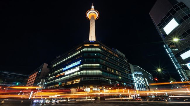 Untuk menghadirkan sensasi baru liburan di Kyoto, pemerintah setempat menghadirkan layanan pendar lampu warna-warni yang menyala di Kyoto Tower.