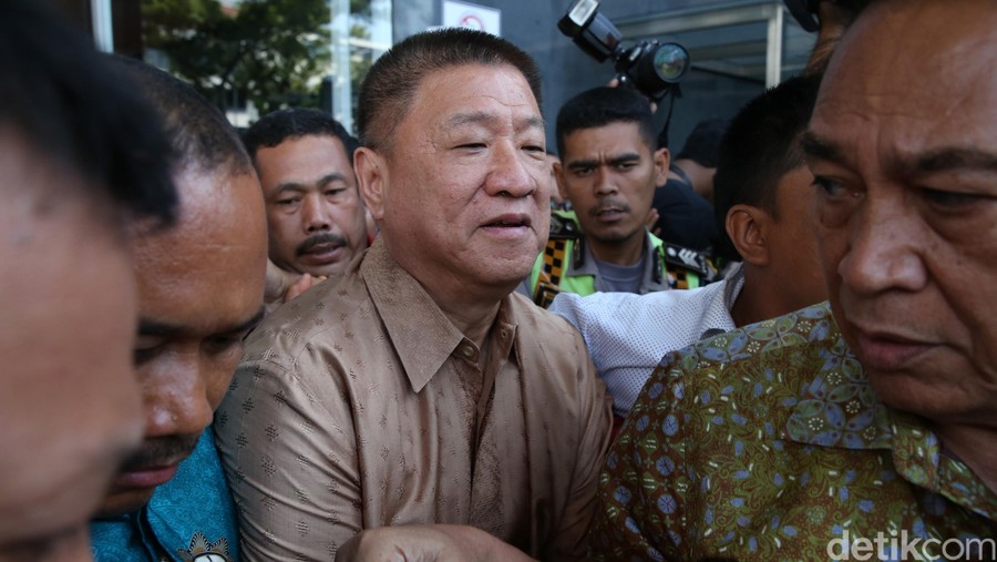 Pengusaha Sugianto Kusuma atau Aguan  bersama anaknya Richard Halim Kusuma  bersaksi dalam kasus korupsi reklamasi pantai Jakarta dengan terdakwa M. Sanusi (kedua kiri) di Pengadilan Tipikor, Jakarta, Rabu (7/9/2016). Ia datang dan pulang dengan dikawal ketat oleh sejumlah orang.