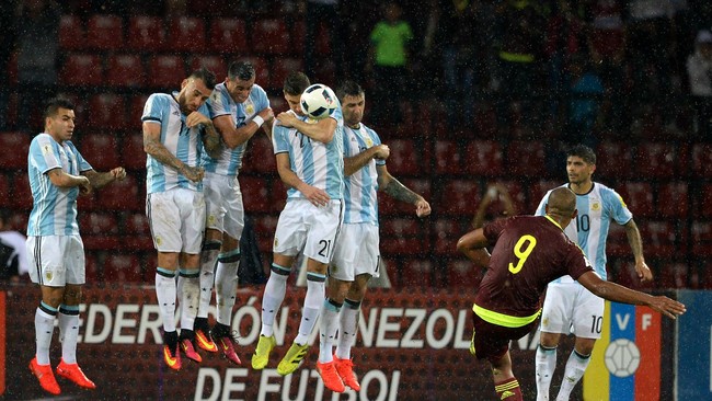 Argentina hanya mendapatkan hasil imbang 2-2 melawan Venezuela. Dalam laga itu Lionel Messi tak bermain karena cedera yang ia alami kala melawan Uruguay.