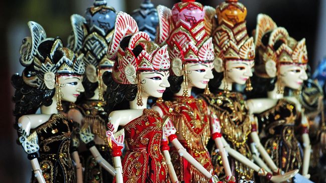 Dalang Ki Wawan Ajen punya kontribusi besar bagi wisata Indonesia, dia punya cara unik 'berjualan' lewat pertunjukkan wayang golek.