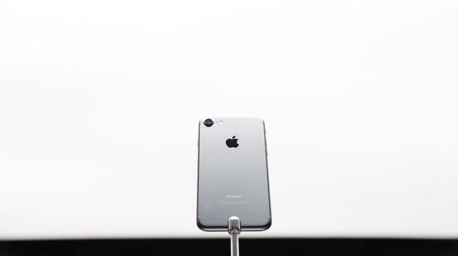 Fitur Kunci iPhone 7 dan 7 Plus iPhone 7 dan 7 Plus membawa perubahan pada tombol Home, kamera, baterai, prosesor, dan absennya jack audio.