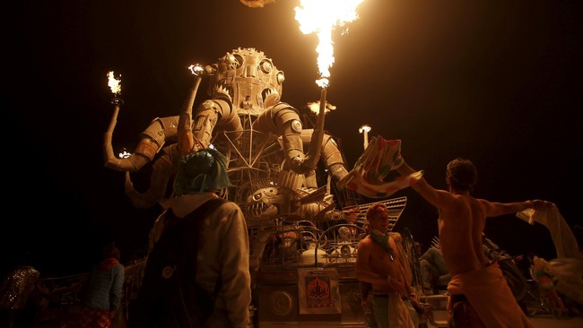 Parade Mobil Mutan Burning Man Festival 2016