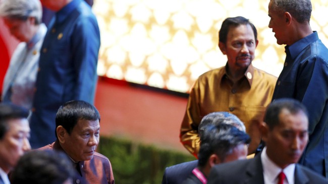 Obama akhirnya berjabat tangan dan berbincang dengan Duterte setelah hubungan sempat memanas karena Presiden Filipina itu menyebut Presiden AS "anak pelacur."