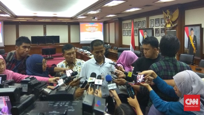 Sudah 35 orang mendaftarkan diri dalam proses seleksi hakim Mahkamah Konstitusi, di antaranya ahli hukum tata negara Saldi Isra. 