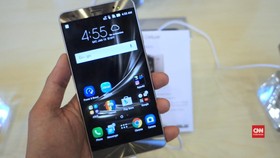 Asus Zenfone 3 Deluxe RAM 6 GB Siap Tantang iPhone Jumbo