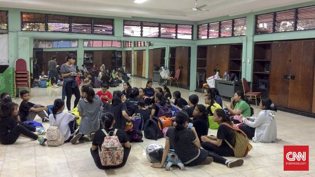 Selama ini, identik dengan kegiatan olahraga dan kesenian, kini Gelanggang Remaja juga dimanfaatkan untuk kongko sampai konser.