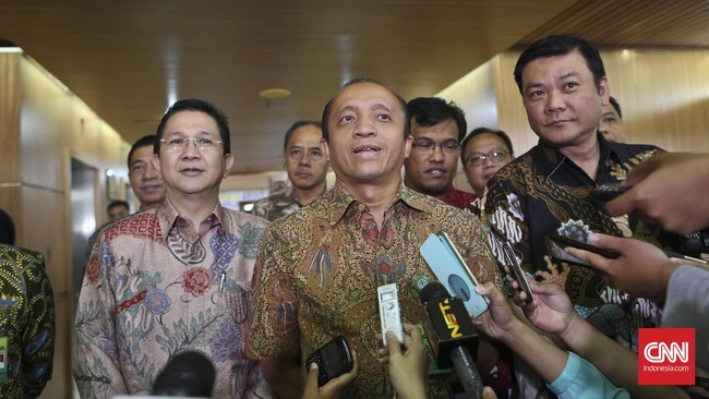 Kementerian Lingkungan Hidup dan Kehutanan (KLHK) mengaku selama ini tak melarang operasional RAPP, kendati membatalkan RKU-nya. RAPP dapat kembali beroperasi.