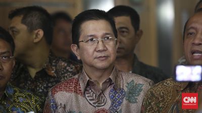 Presiden Direktur PT Riau Andalan Pulp and Paper Tony Wenas  memberikan keterangan seusai rapat pembahasan kasus indikasi perusakan gambut di areal PT RAPP di Pualu Padang, Riau. Jakarta, 9 September 