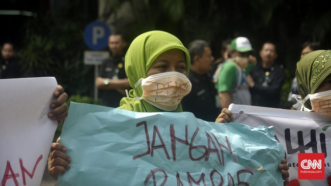 Aliansi Masyarakat Adat Nusantara menganggap bahwa pemerintah punya andil atas terenggutnya hak perempuan terhadap hutan dan lahan adat di Indonesia.