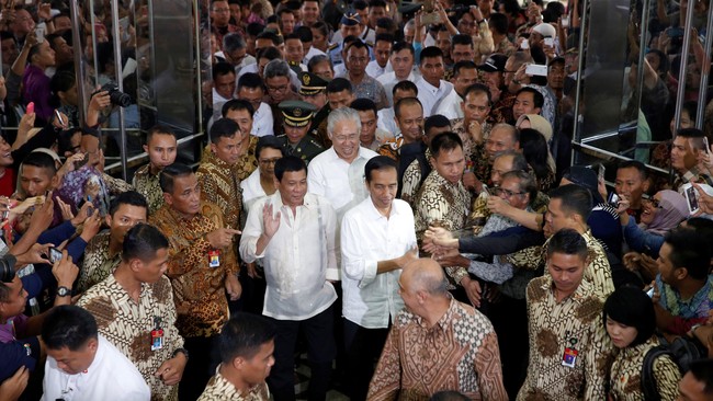 Presiden Joko Widodo mengajak Rodrigo Duterte blusukan ke Tanah Abang saat pemimpin Filipina itu menyambangi Jakarta, Jumat (9/9).