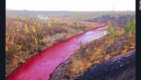 Sungai di Rusia Berubah Warna Jadi Merah Darah