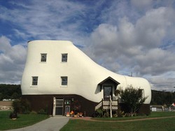 Beneran Ada! Rumah Ini Berbentuk Sepatu dan Bisa Disewa