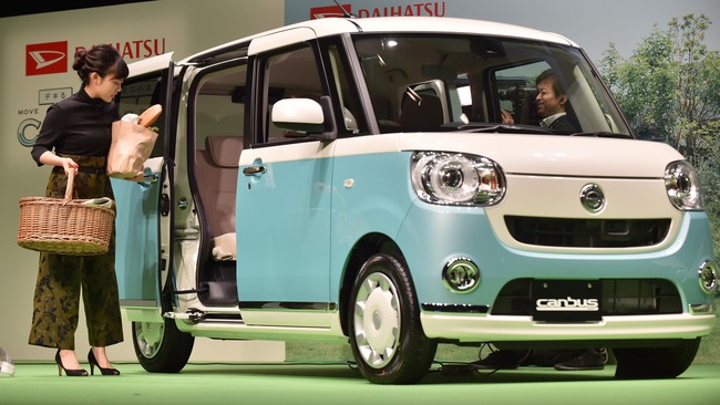 Dengan mesin 660 cc, mobil ini dikalim sangat ramah terhadap wanita, termasuk dari segi desain eksterior, interior, keamanan juga konsumsi bahan bakar.
