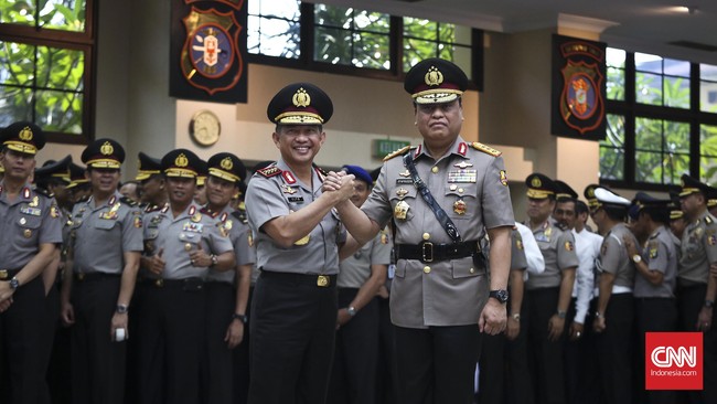 Kepantasan Polri pimpin operasi pemberantasan pungli dipertanyakan karena menurut data Ombudsman, Polri menjadi lembaga yang paling marak dengan praktik pungli.