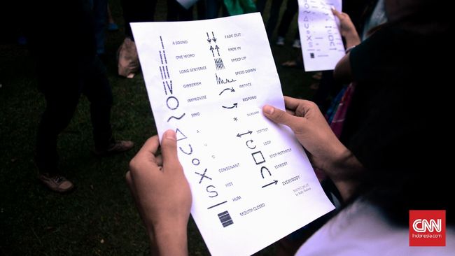 Kelas paduan suara ini mengajak pesertanya untuk berani berimprovisasi mengeluarkan suara-suara aneh yang bakal melebur menjadi sajian musik yang unik.